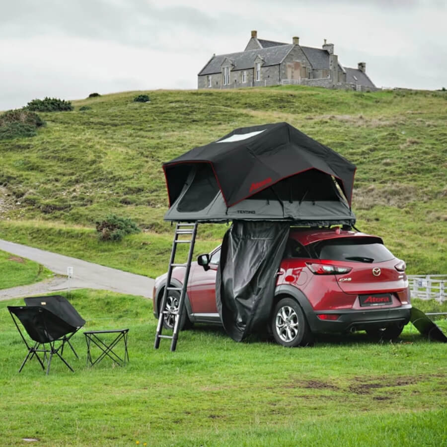 Dachzelt auf Auto vor Hügel