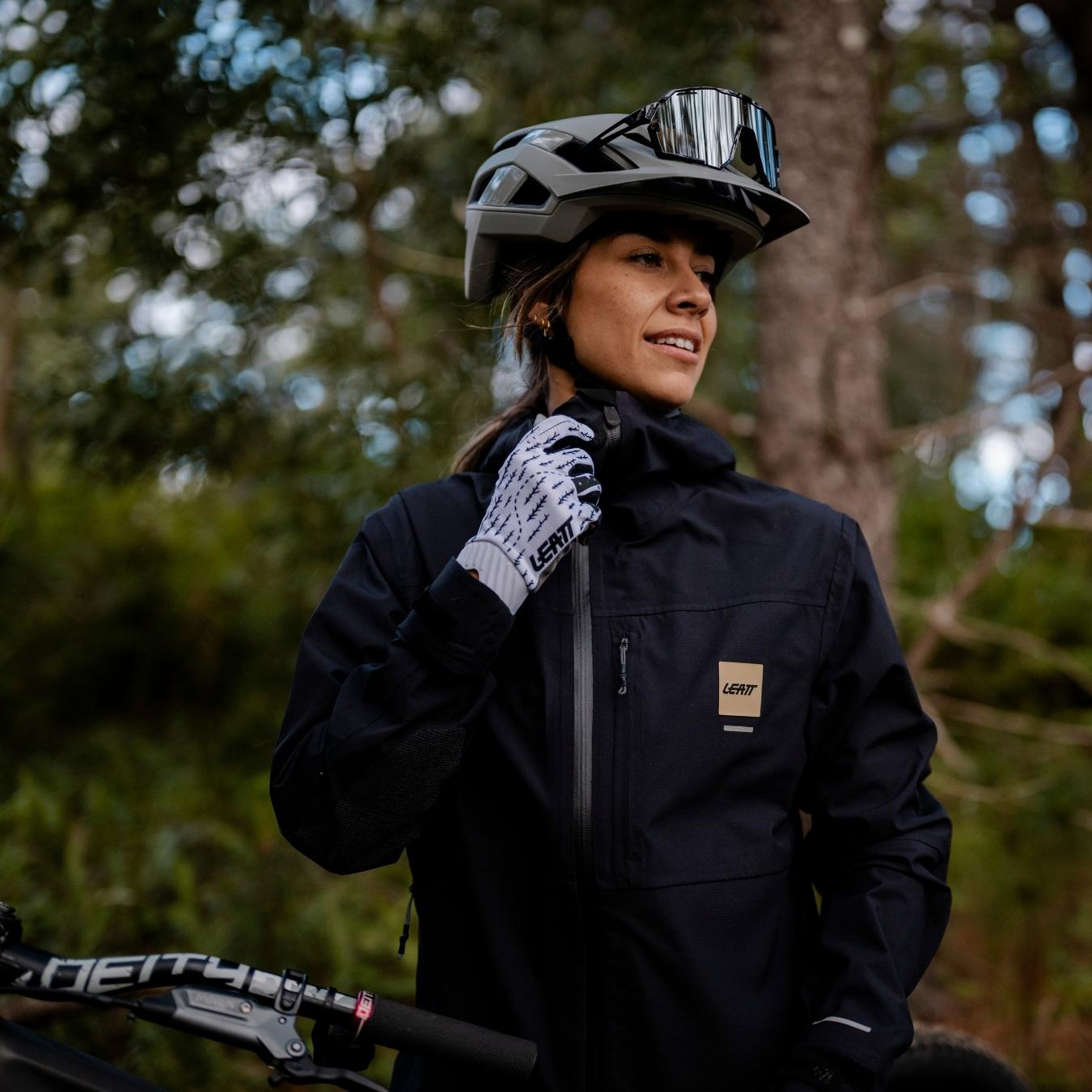 Frau hat Fahrradbekleidung an