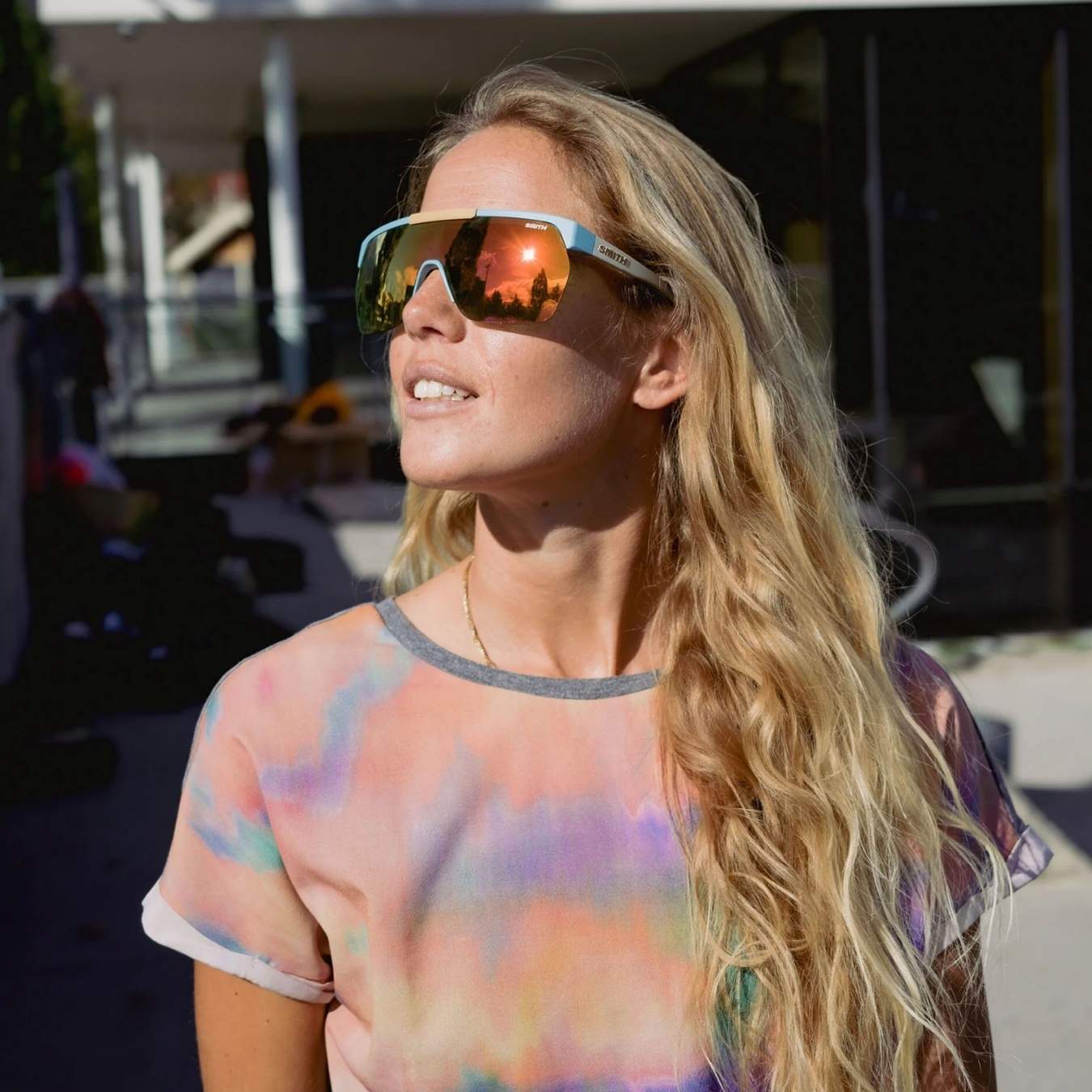 Frau mit Fahrradbrille in Sonne