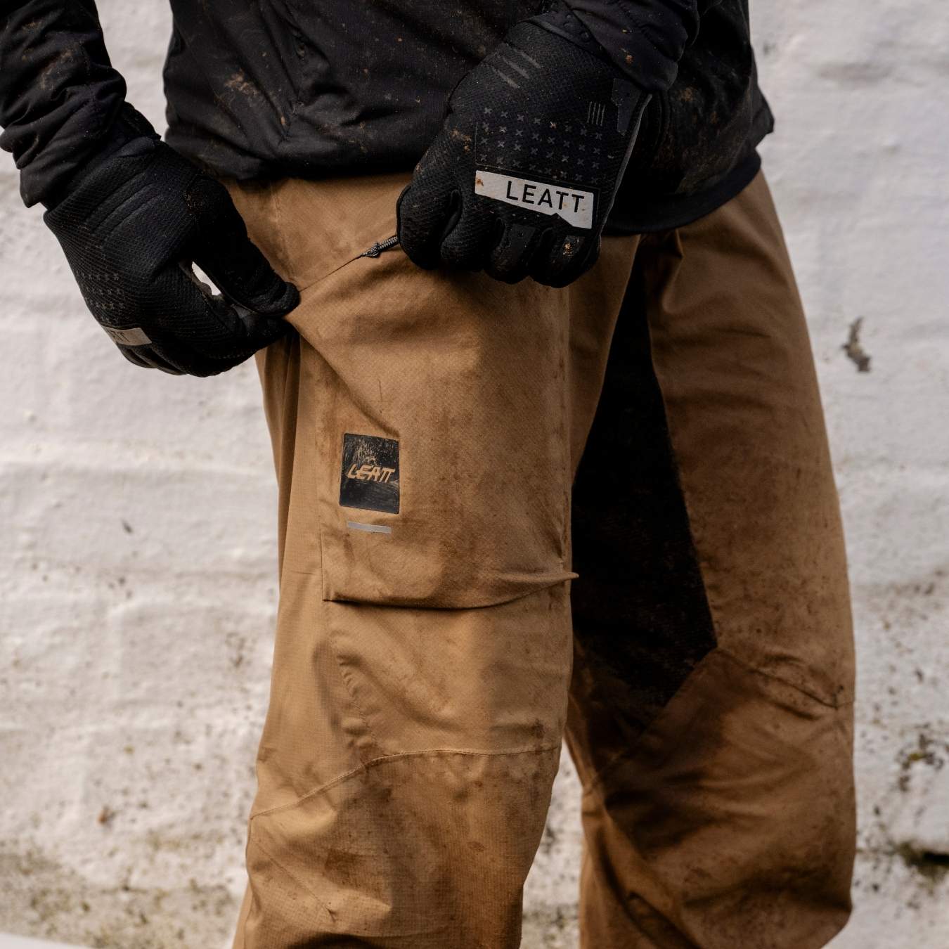 Mann öffnet Fahrradhose