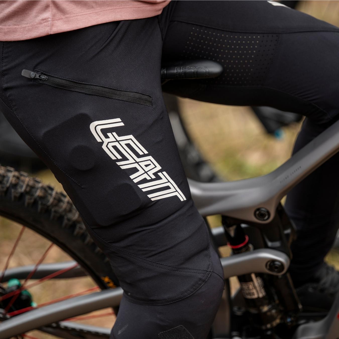 Frau mit Fahrradhose auf Fahrrad