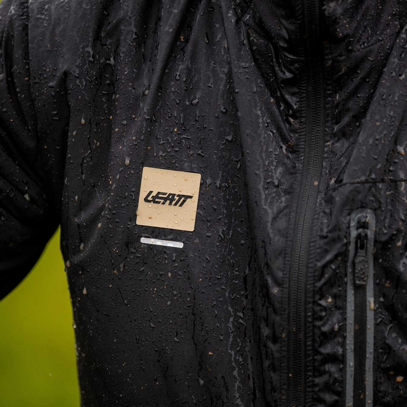 Fahrradjacke mit Regentropfen drauf