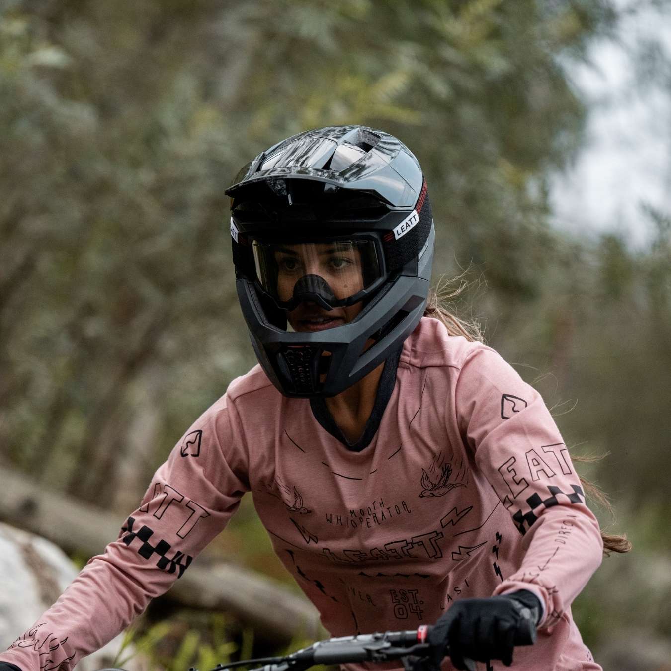 Frau hat Fahrradtrikot an und fährt Fahrrad
