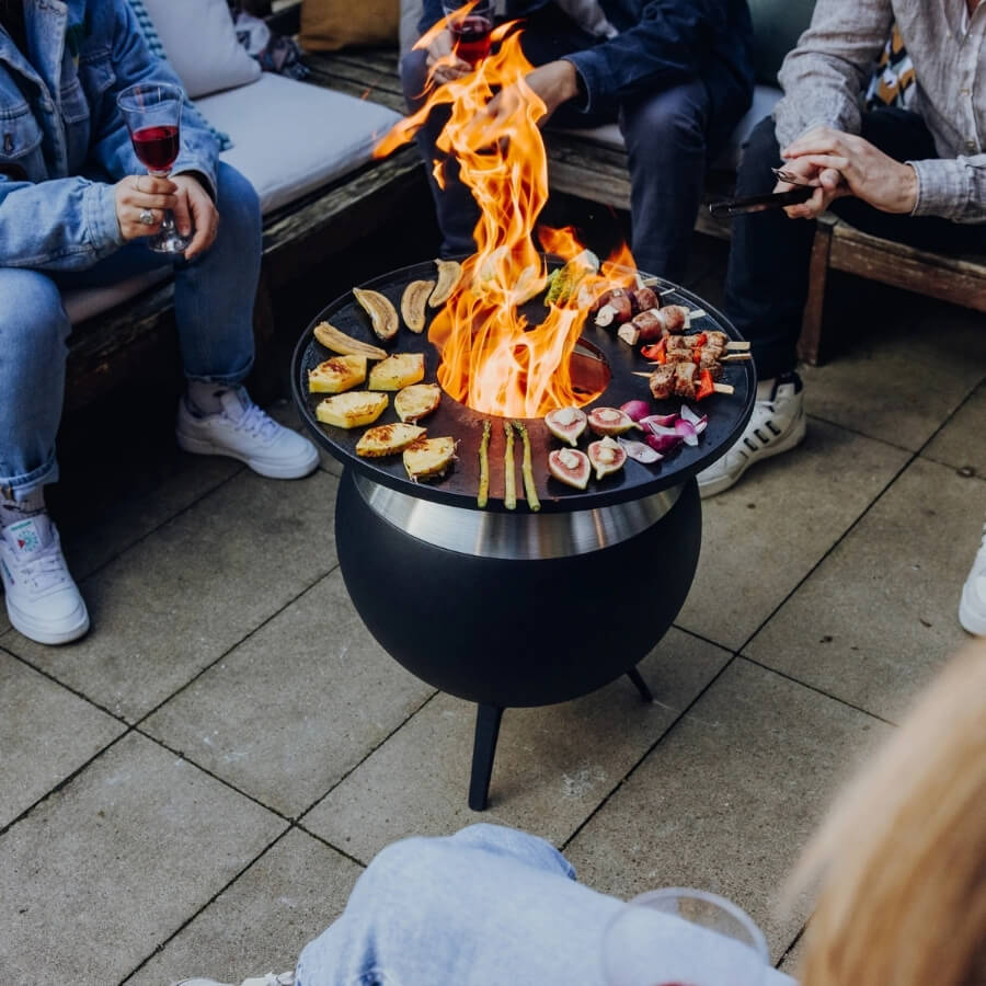 Feuerschale wird zum Grillen benutzt