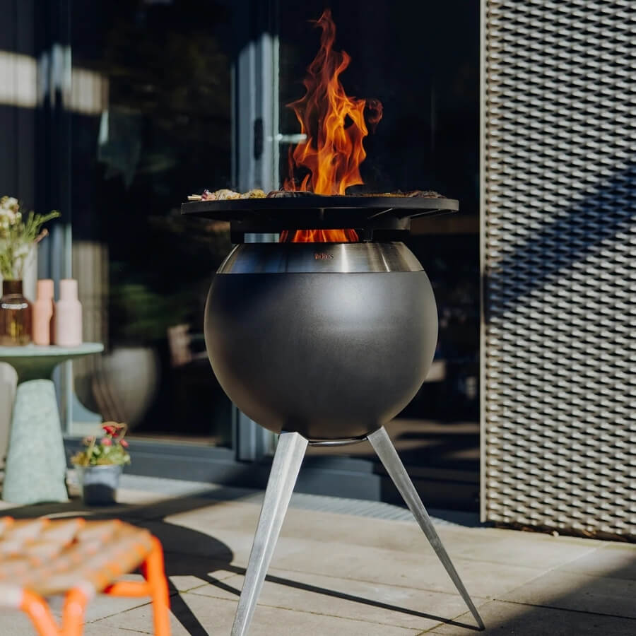 Feuerschale mit Fleisch auf dem Rost