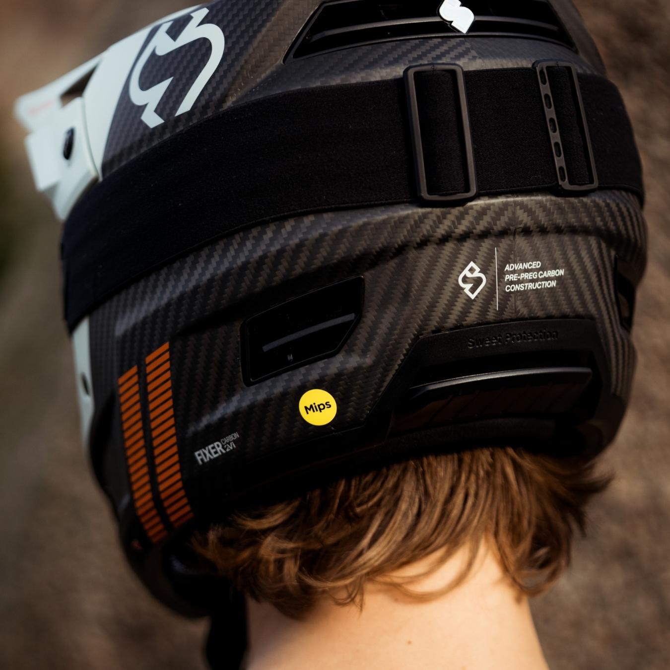 Person hat MTB Helm auf