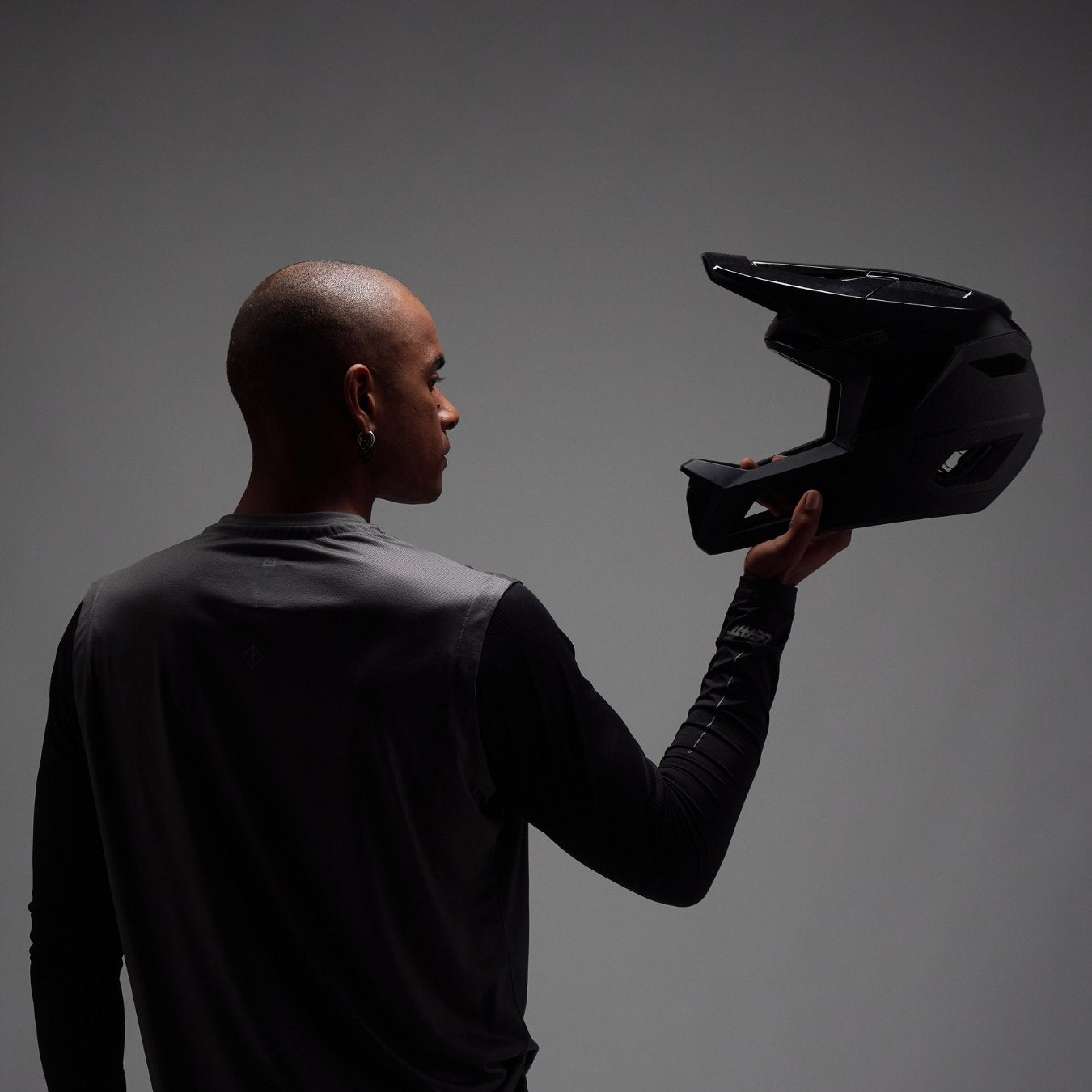 Mann hält MTB Helm in Hand