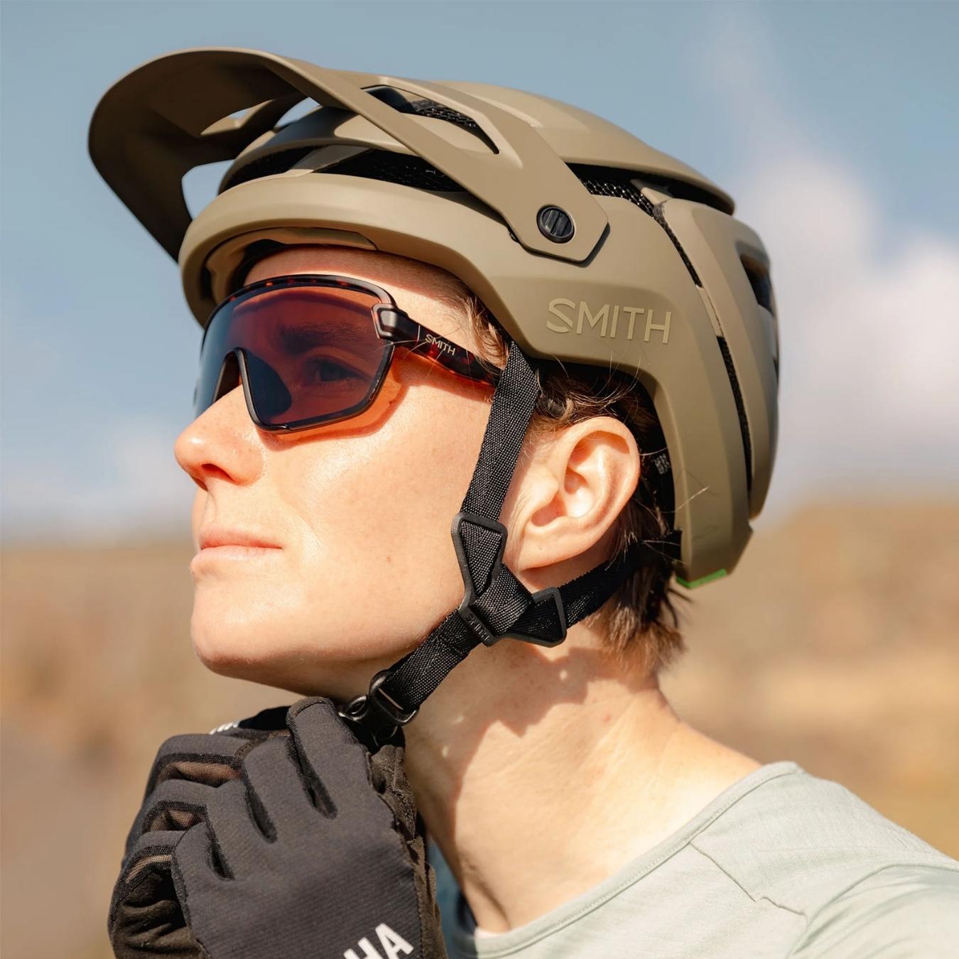 Person zieht MTB Helm auf