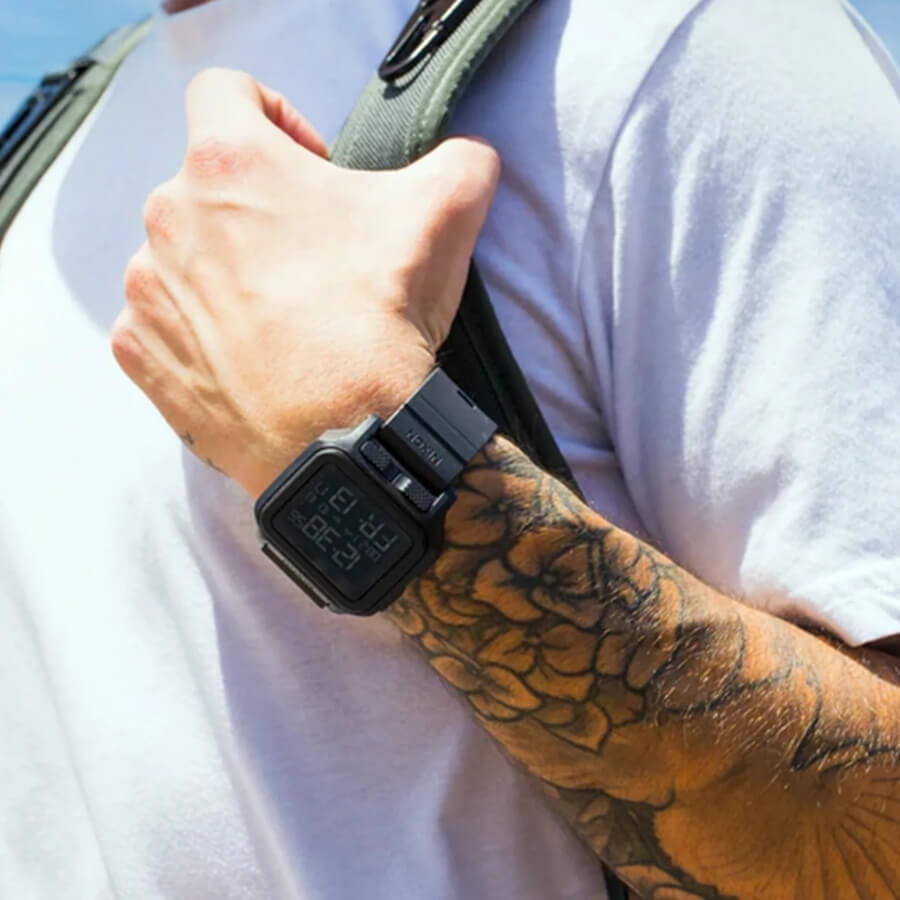 Mann trägt Nixon Uhr
