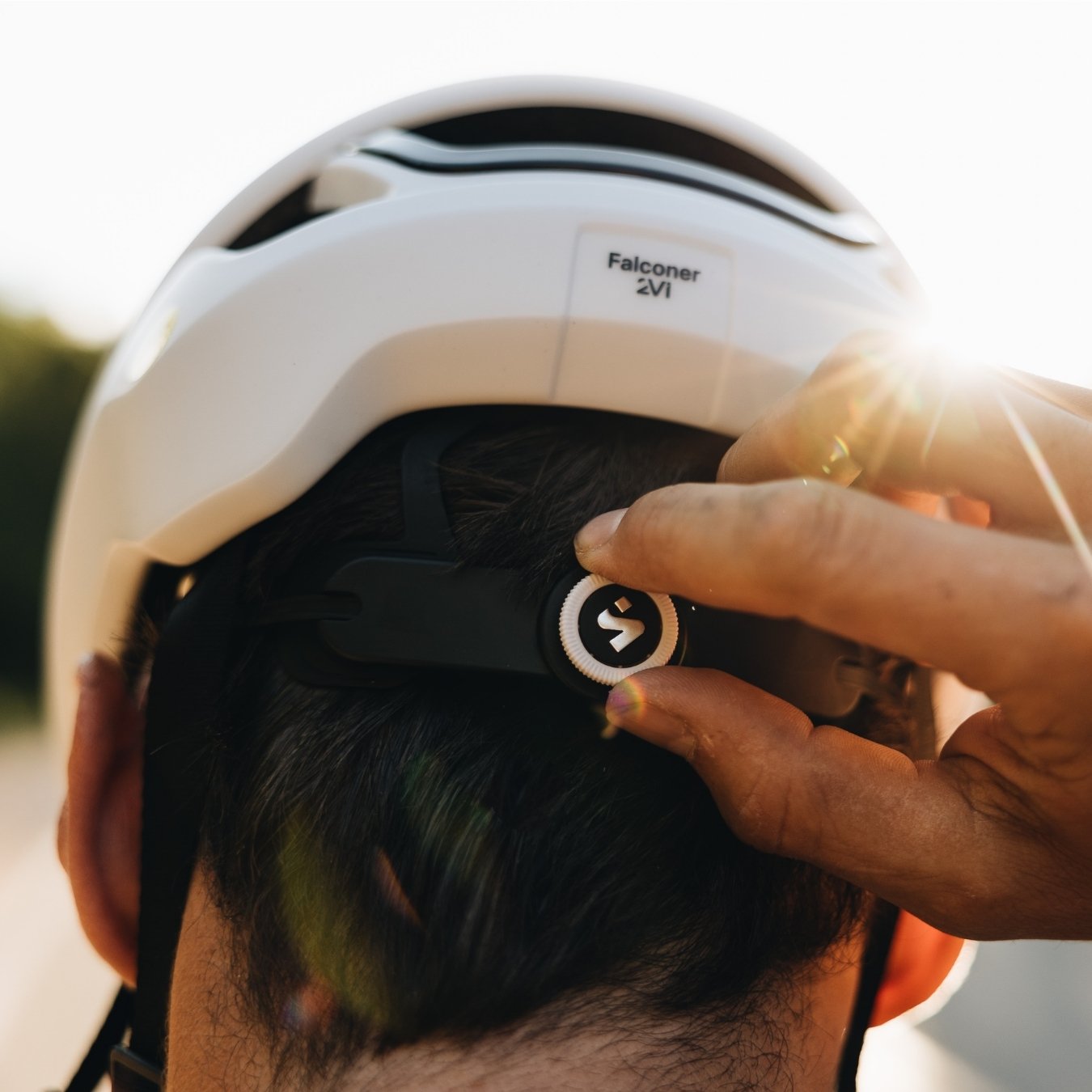 Mann stellt Rennrad Helm ein