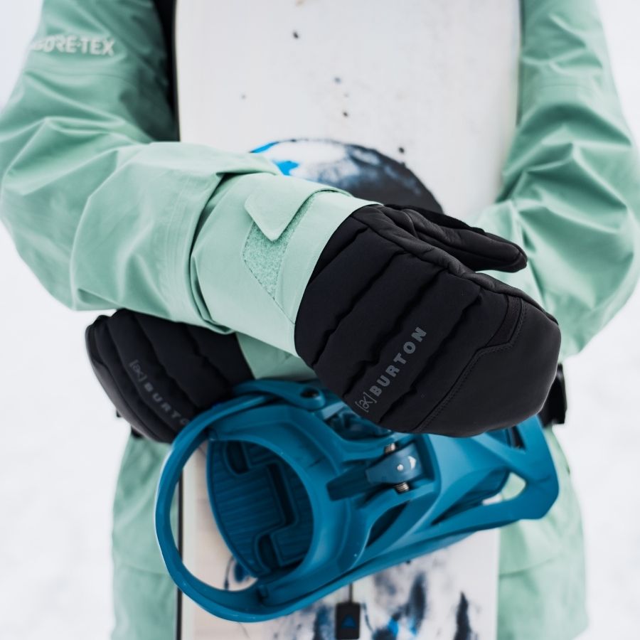 Snowboard mit Bindungen für Kinder in beiden Armen behalten