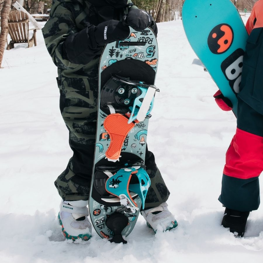 Snowboard mit Bindungen für Kinder im Schnee