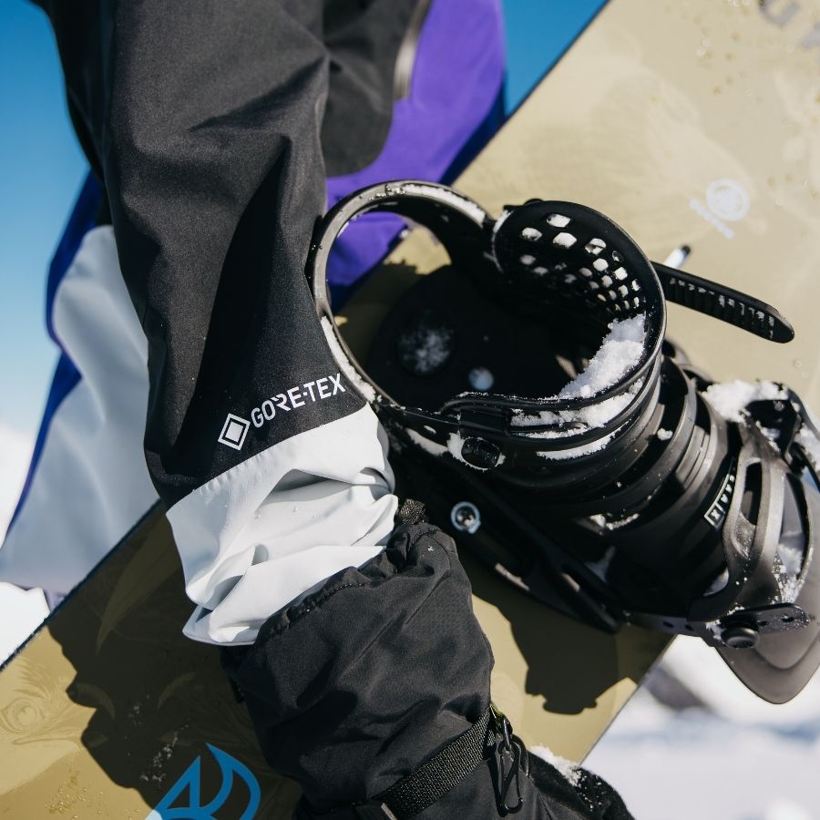 Snowboard mit Bindungen für Kinder unter Arm