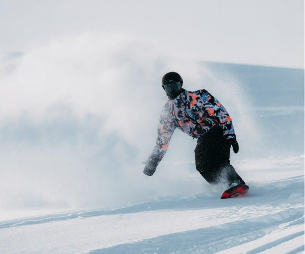 Snowboard Boots Damen auf einem Snowboard