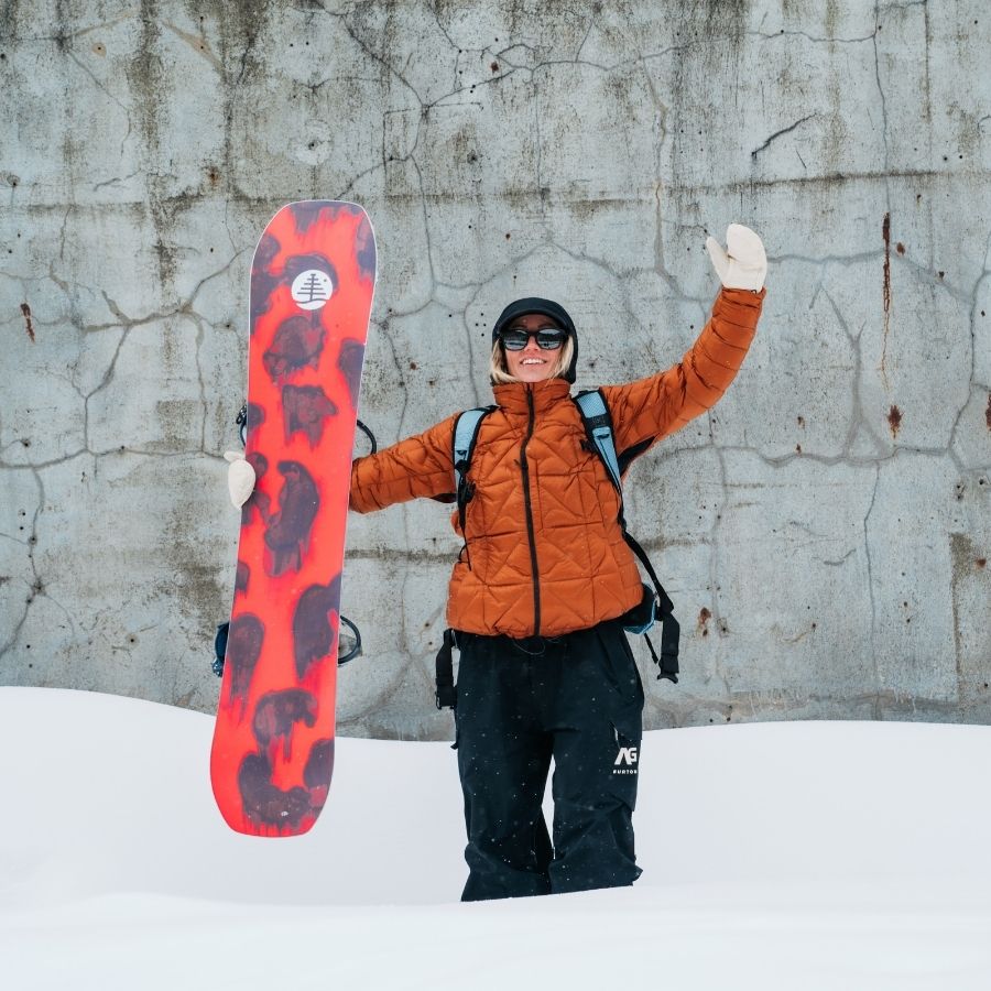 Frau hält Snowboardr für Damen
