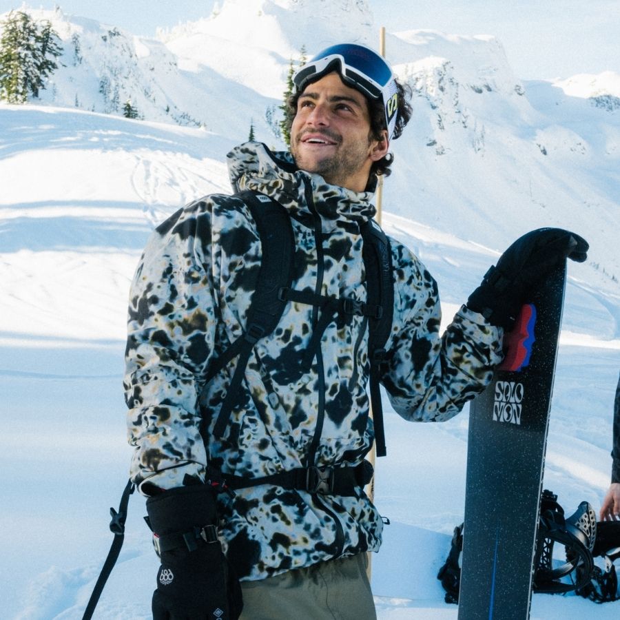 Mann neben Snowboard für Herren