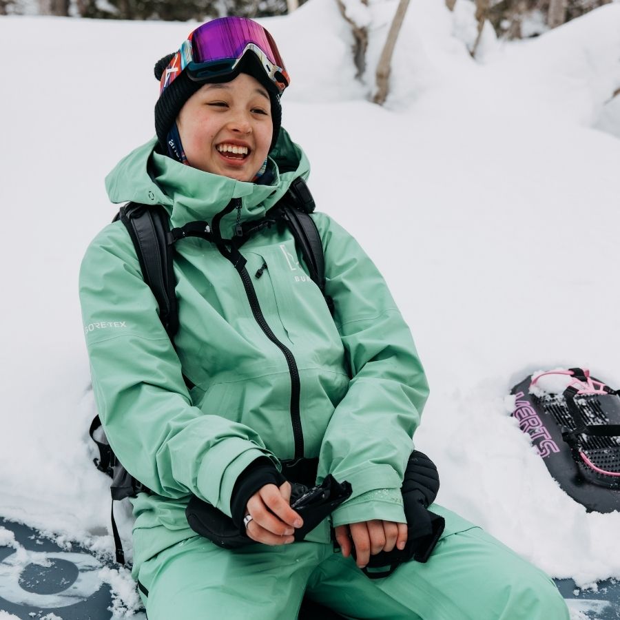 Kind auf Snowboard für Kinder