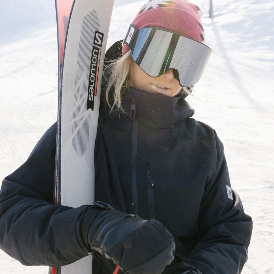 Splitboard Bindung an Splitboard in Arm von Frau