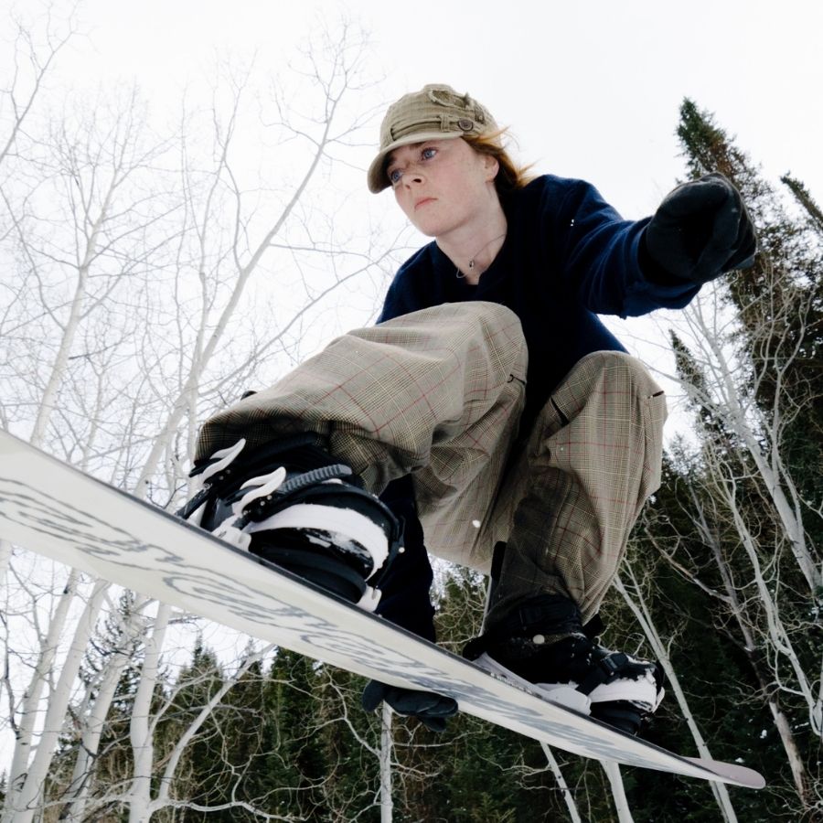 Frau auf Snowboard aus Powstore Shop