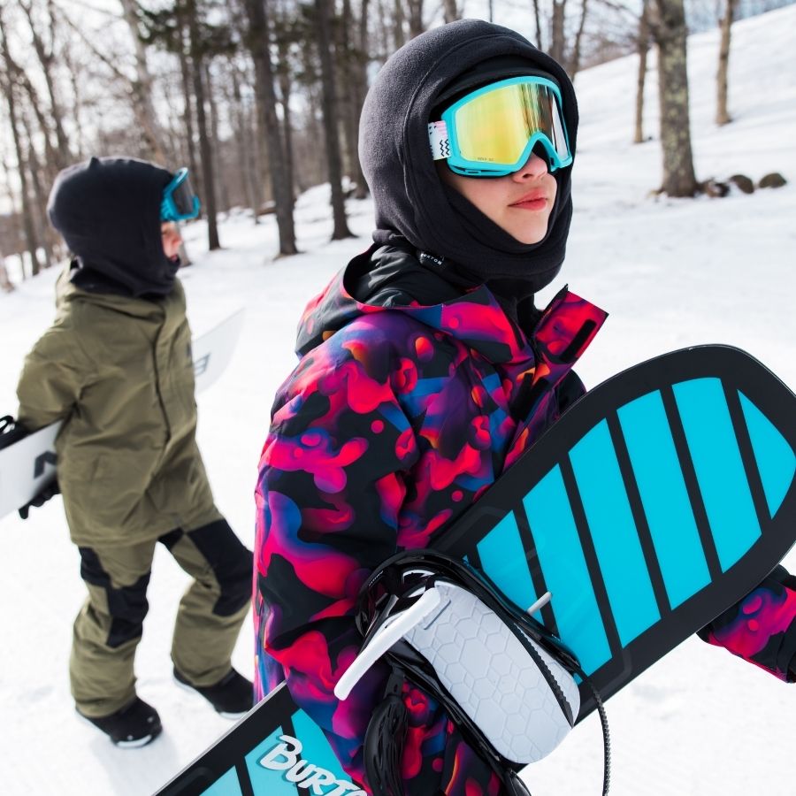 Kids mit Snowboards aus Powstore Shop