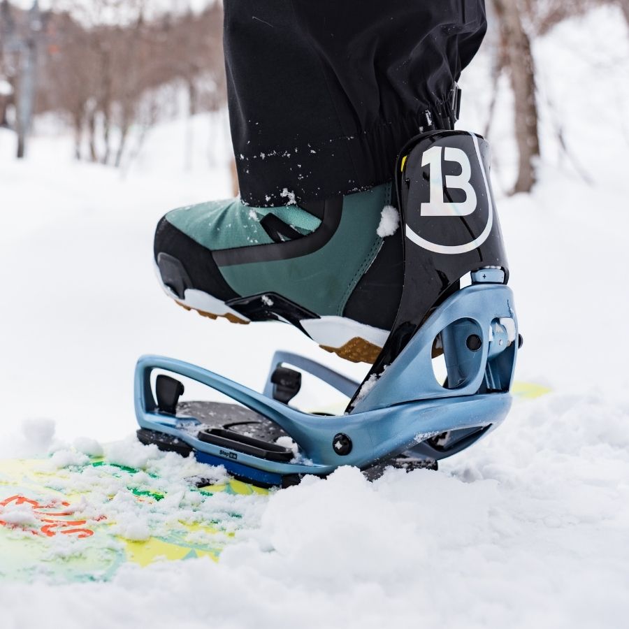 Schuhe wird in Step On Bindungen gesteckt