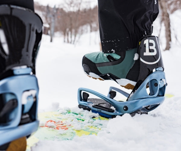Person steigt mit Step On Boots auf Board